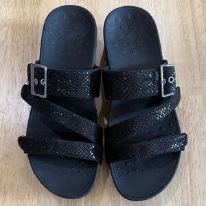 Vionic”Rio” Black shiny shimmery Snakeskin print sandals
